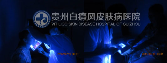 面部多处白斑终治愈,患者感恩送锦旗